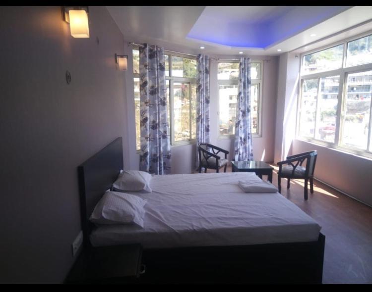 Pithorāgarh Hotel-78 מראה חיצוני תמונה